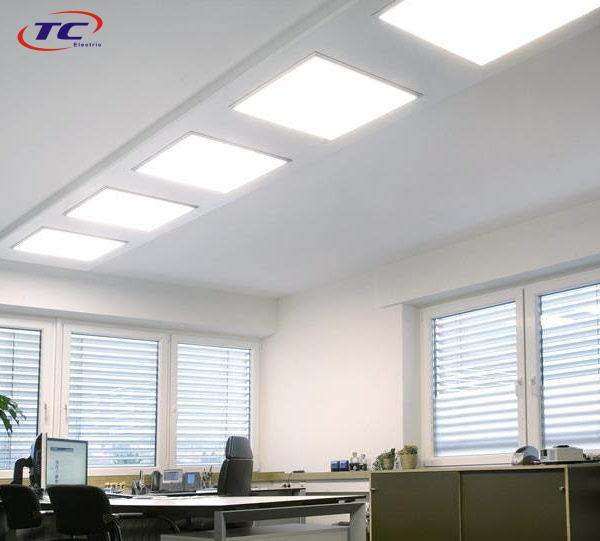 den-led-panel-tam-cho-van-phong-600x541