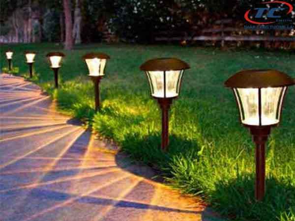 trang trí sân vườn bằng đèn led