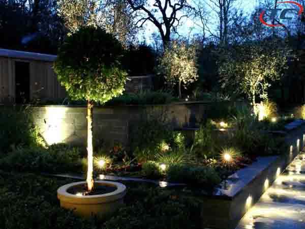 đèn chiếu sáng sân vườn