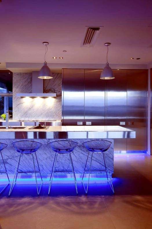 Đèn chiếu sáng nhà bếp hiện đại với đèn LED màu xanh lam