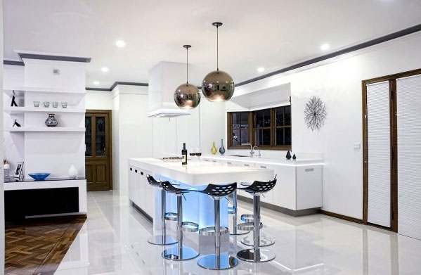 Nhà bếp màu trắng với ánh sáng tích hợp trên đảo bếp