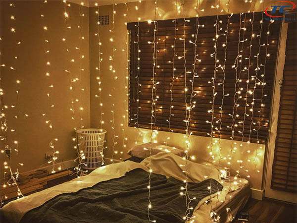 Đèn nháy ánh sáng vàng tạo không gian ấm cúng phòng ngủ