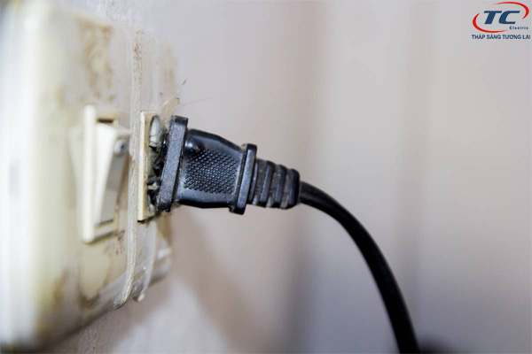 Nguyên nhân do dây dẫn điện bị hư hỏng hoặc lỏng lẻo